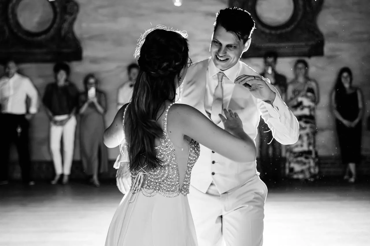 Des danseurs répètent une chorégraphie de salsa et de bachata chez Lovania Dance Company
