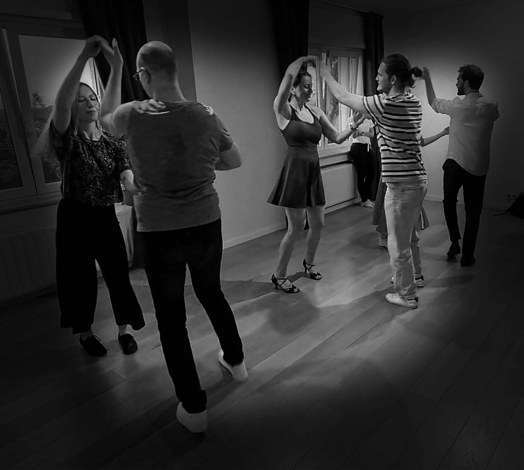 Un couple qui danse pendant un cours particulier chez Lovania Dance Company