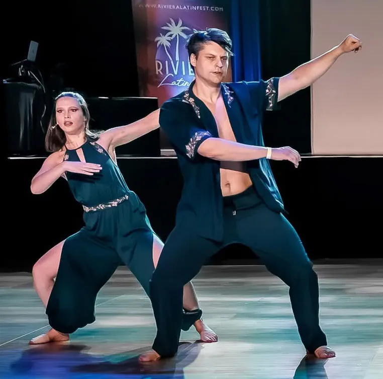 Une danseuse travaille une chorégraphie de salsa personnelle avec un coach de Lovania